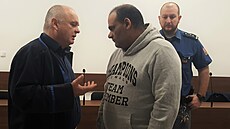 Ob�alovaný Robert Jani�o p�i jednání se svým obhájcem v jednací síni Krajského...