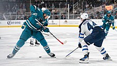 Tomá� Hertl ze San Jose se sna�í oklamat Joshe Morrisseye.