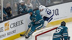 David Kämpf z Toronta bojuje u hrazení o puk s Janem Ruttou ze San Jose (vlevo).