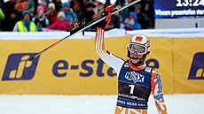 Petra Vlhová slaví po triumfu ve slalomu v Kranjské Goe.