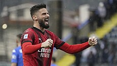 Olivier Giroud slaví prom�n�nou penaltu proti Empoli.