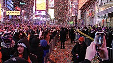 Novoroní oslavy na newyorském námstí Times Square (1. ledna 2024)