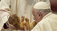 Pape Frantiek líbá sochu Jeíka. (1. ledna 2024)