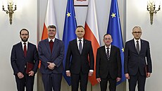 Polský prezident Andrzej Duda (uprosted) spolu s poslanci, které hledá...
