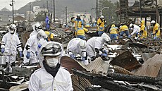 Policisté provádjí pátrací akci ve mst Wajima v japonské prefektue...