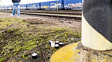 P�íbuzní ob�ti zapalují na míst� tragédie sví�ky. (5. ledna 2024)