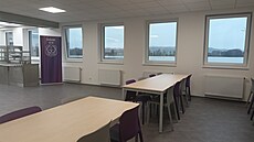 Akademie vzeské sluby ve Strái pod Ralskem má moderní jídelnu. V kuchyni pracuje i odsouzený David Böhm (vlevo).