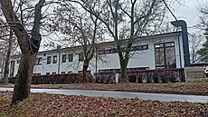 Akademie vzeské sluby ve Strái pod Ralskem má moderní jídelnu. V kuchyni pracuje i odsouzený David Böhm (vlevo).