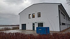 Akademie vzeské sluby ve Strái pod Ralskem má moderní jídelnu. V kuchyni pracuje i odsouzený David Böhm (vlevo).