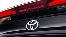 Podsvícené oznaení modelu na zádi, jako u Toyoty C-HR, me být v Evrop jen u...