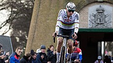 Mathieu Van Der Poel b�hem cyklokrosového závodu v holandském Hulstu.
