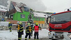 Hasi�i zasahují p�i po�áru rodinného domu v Jáchymov�.