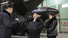 Severokorejský vdce Kim ong-un s dcerou navtívil továrnu na výrobu...