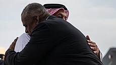 Americký ministr obrany Lloyd Austin a jeho katarský prot�j�ek Chálid Attíja se...