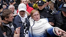 Polák Tomasz Komenda opoutí s maminkou soudní sí poté, co byl po osmnácti...