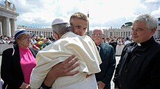 Neprávem vznného Tomasze Komendu pijal ve Vatikánu pape Frantiek. (13....