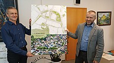 Místostarosta Pibyslavi Michael Omes (vlevo) a starosta Martin Kamarád ukazují...
