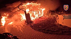 T�i jednotky hasi�� zasahovali u no�ního po�áru gará�e v Karviné. �koda...
