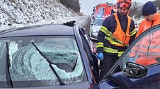 Na Brnnsku prorazil kus ledu z kolem jedoucího nákladního vozidla autu elní...