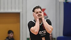 BK Dín - Nymburk, basketbalová NBL. Hostující Jaromír Bohaík smutní.