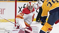Branká� Dan Vlada� z Calgary zasahuje v zápase s Nashvillem.