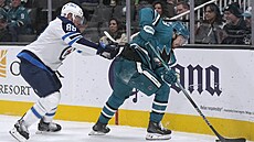 Filip Zadina (vpravo) ze San Jose brán�ný Natem Schmidtem z Winnipegu.