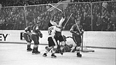 Paul Henderson slaví se spoluhrá�em Yvanem Cournoyerem vít�zný gól série mezi...