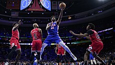 Joel Embiid z Philadelphie zakonuje na ko Chicaga.