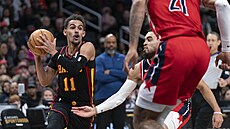 Trae Young z Atlanty úto�í v zápase s Washingtonem.