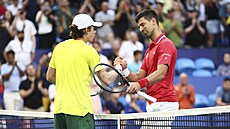 Alex de Minaur (vlevo) p�ijímá gratulaci od Novaka Djokovi�e.