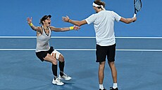 Nmetí tenisté Laura Siegmundová a Alexander Zverev se radují z rozhodujícího...