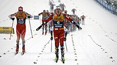 Norský bec na lyích  Erik Valnes probíhá vítzn cílem pedposlední etapy...