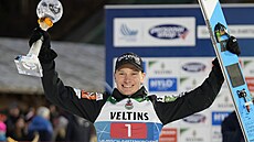 Slovinský skokan na ly�ích An�e Lani�ek s trofejí pro vít�ze závodu v Ga-Pa.