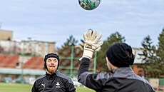 Do zimní pípravy Slavie se od prvního dne zapojil i branká Jindich Stank,...