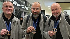 Trenéi eského týmu ukazují bronzové medaile ze svtového ampionátu do 20 let.