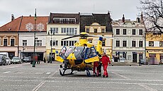 Záchranáský vrtulník piletl pro pacienta na vysokomýtské námstí.