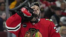 Petr Mrázek z Chicago Blackhawks se osvuje.