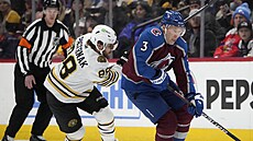 Jack Johnson (3) z Colorado Avalanche útoí v zápase s Boston Bruins, brání ho...