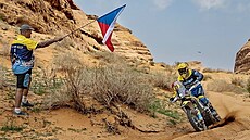 Martin Michek (vpravo) dokon�il druhou etapu nejt잚í rallye sv�ta. Na Dakaru...