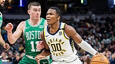 Bennedict Mathurin (00) z Indiana Pacers se v zápase s Boston Celtics tlaí do...