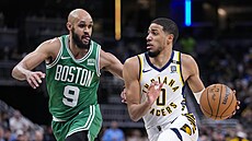Tyrese Haliburton (0) z Indiana Pacers útoí v zápase s Boston Celtics kolem...