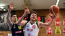 Ondej Sehnal (vpravo) z Nymburka ztrácí mí, brání ho Radek Farský z Opavy.