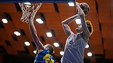 Ond�ej �vec z USK Praha zakon�uje na ko� Ústí nad Labem p�es Ladislava Pecku.