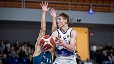 Brn�nský rozehráva� Petr K�ivánek zakon�uje na ko� Ostravy.