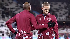 Tomáš Souček (vpravo) a Angelo Ogbonna se chystají na zápas svého West Hamu.