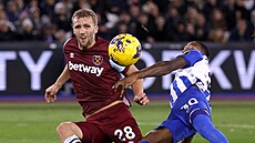 Tomáš Souček (vlevo) z West Hamu a Pervis Estupinan z Brightonu v souboji o míč