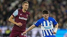 Billy Gilmour (vpravo) z Brightonu odehrává míč před Tomášem Součkem z West...