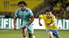 Jules Kounde (vlevo) z Barcelony uniká obran� Las Palmas, nahání ho Alberto...