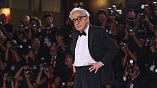 Reisér Woody Allen na erveném koberci benátského filmového festivalu, kde...