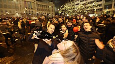 Lidé na Václavském námstí oslavují píchod roku 2024. (1. ledna 2024)